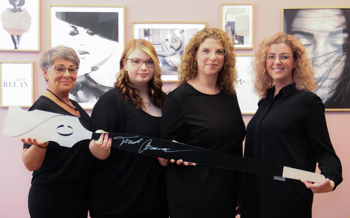 Unsere calligraphy cut Spezialistinnen: Bettina, Mona, Larissa, Rebecca